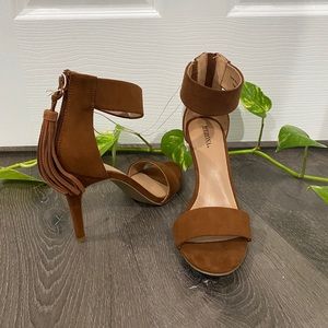 SUEDE HEELS- new